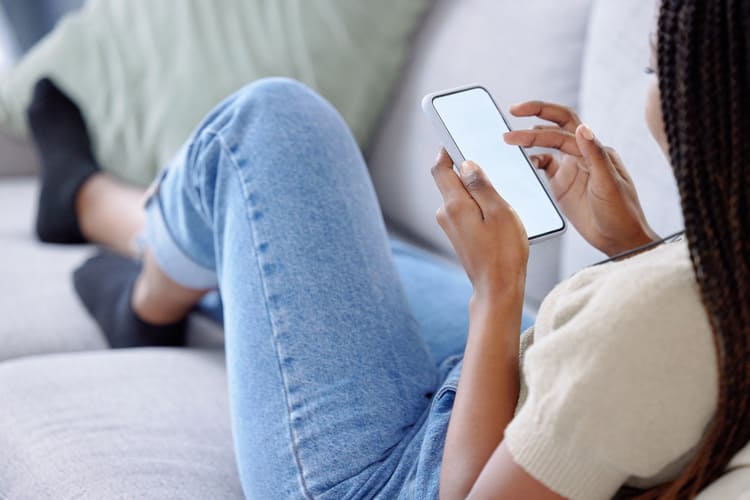 スマホを触る女性