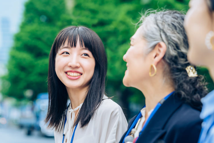 笑顔の女性社員
