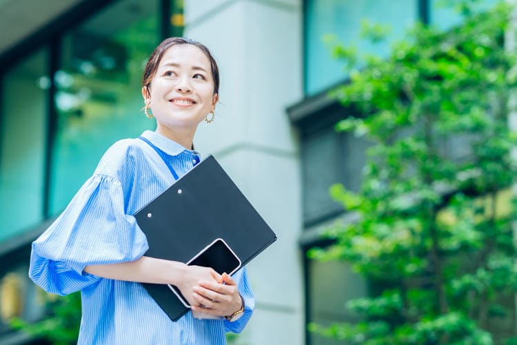 フレックスタイム制のもとで自由に働く女性社員