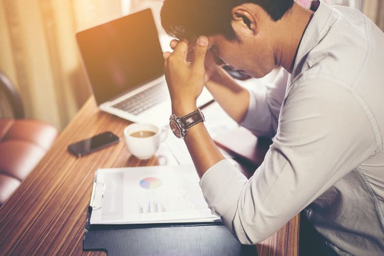 悩んでいる男性社員