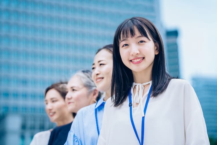 微笑む女性社員