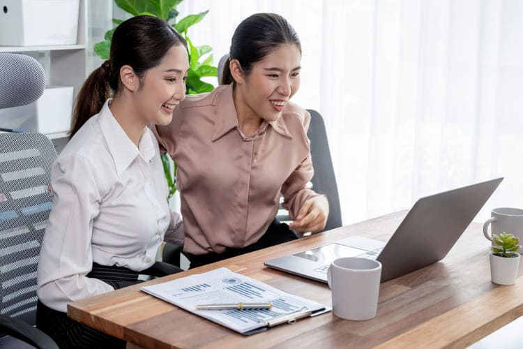 オフィスでWEB会議中の女性社員