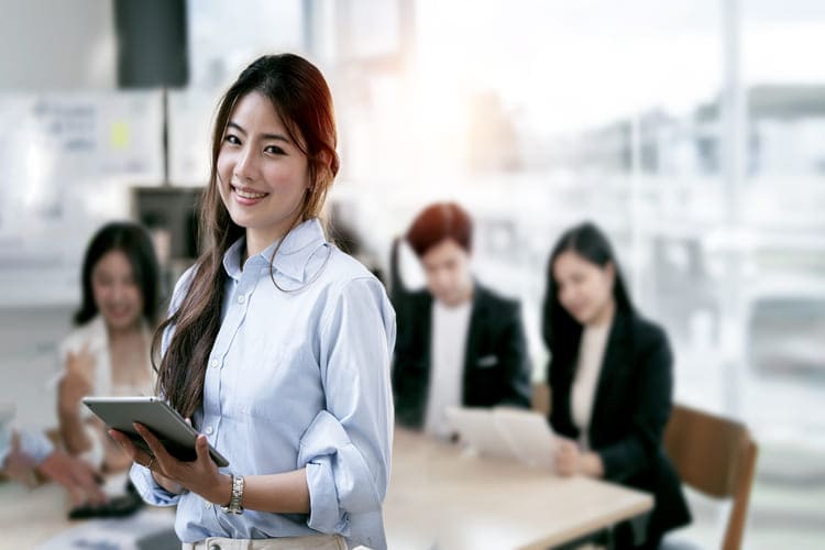 オフィスで微笑む女性社員
